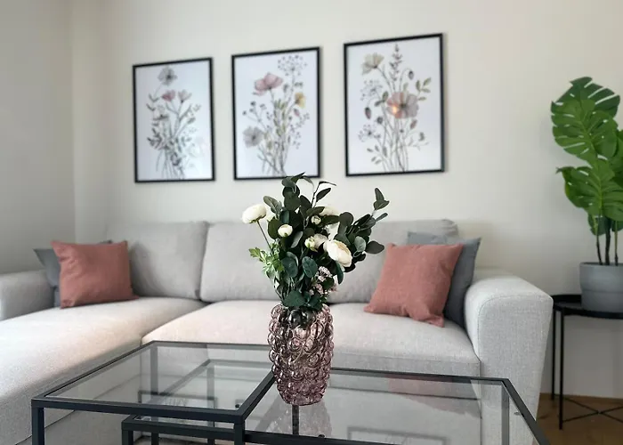 Апартаменти Free Parking I Balcony I 5 Min To Train Station
