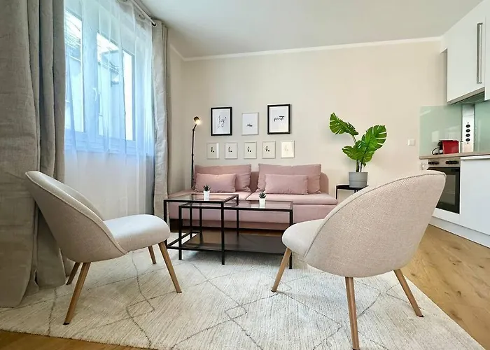 Апартаменти Free Parking I Balcony I 5 Min To Train Station