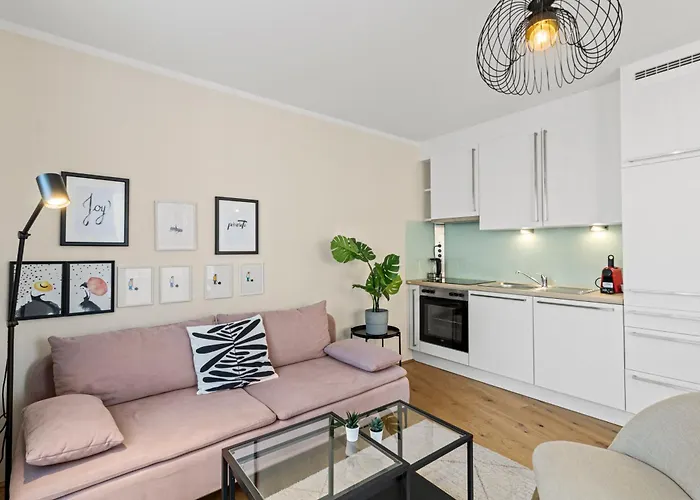 Free Parking I Balcony I 5 Min To Train Station Апартаменти