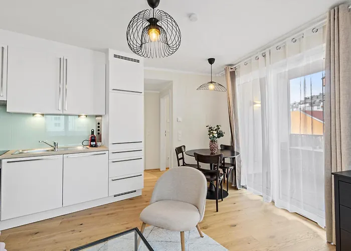 Апартаменти Free Parking I Balcony I 5 Min To Train Station *