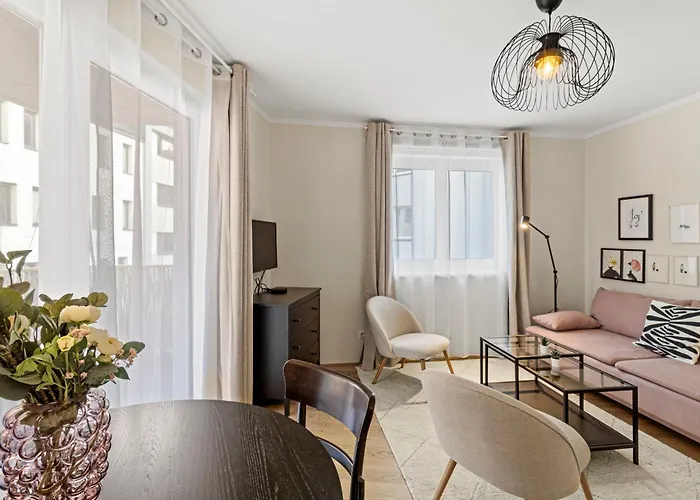 Free Parking I Balcony I 5 Min To Train Station *