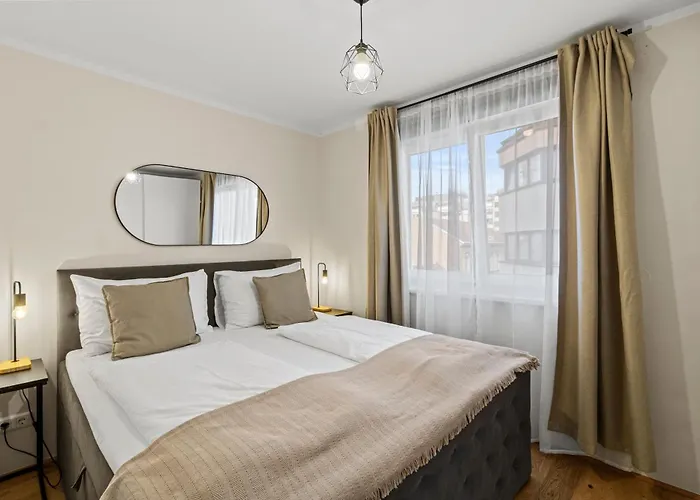 Free Parking I Balcony I 5 Min To Train Station Апартаменти