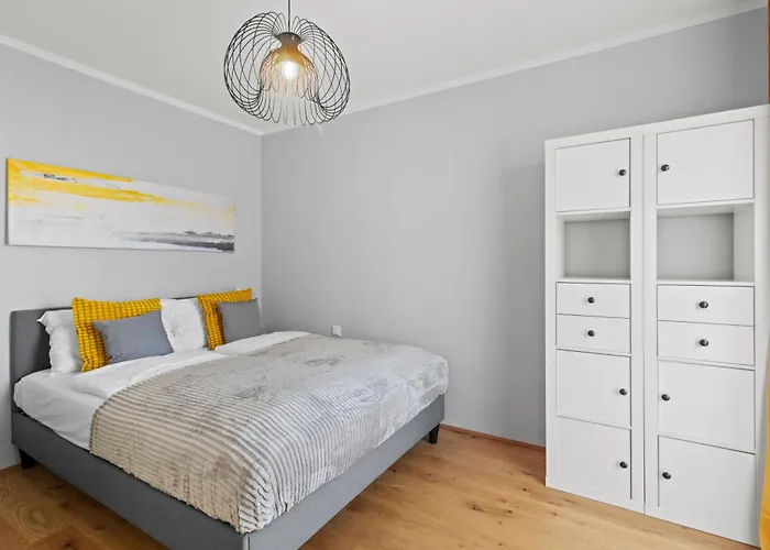 Апартаменти Free Parking I Balcony I 5 Min To Train Station *