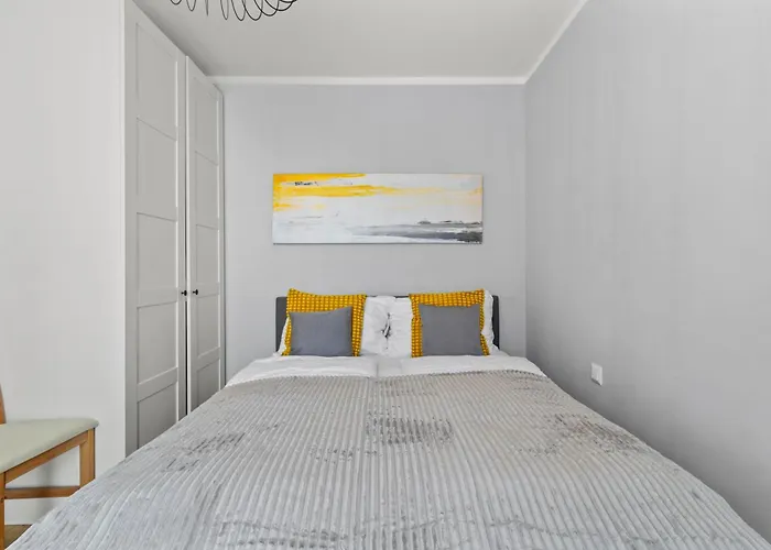 Апартаменти Free Parking I Balcony I 5 Min To Train Station Відень