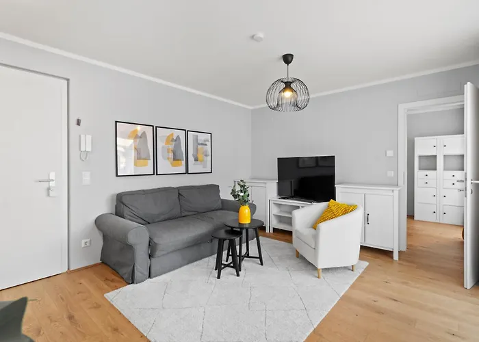 Free Parking I Balcony I 5 Min To Train Station *