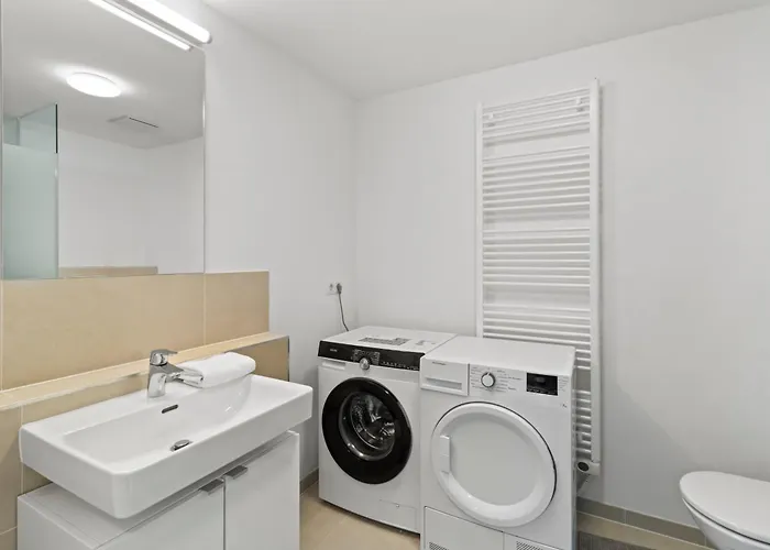 Free Parking I Balcony I 5 Min To Train Station