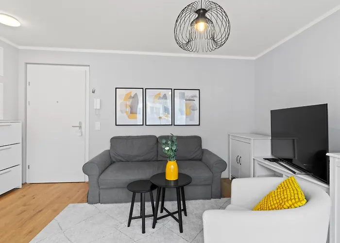 Апартаменти Free Parking I Balcony I 5 Min To Train Station