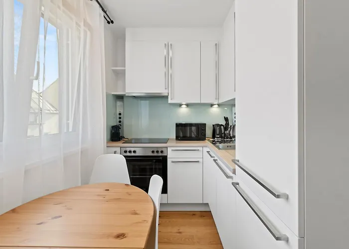 Апартаменти Free Parking I Balcony I 5 Min To Train Station *