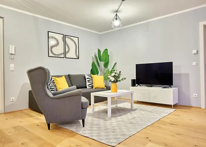 Free Parking I Balcony I 5 Min To Train Station
