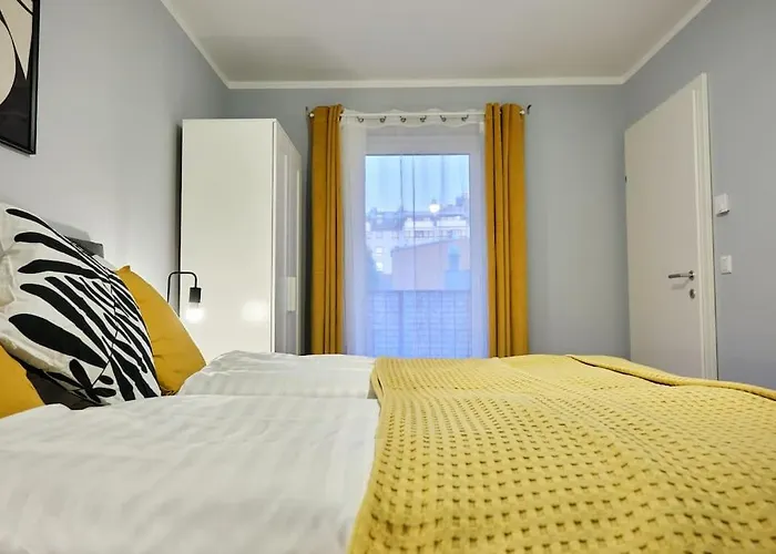 Апартаменти Free Parking I Balcony I 5 Min To Train Station *
