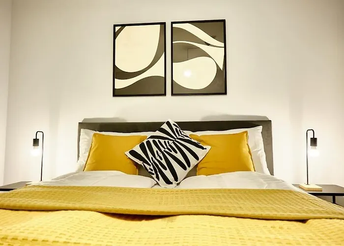 Free Parking I Balcony I 5 Min To Train Station *