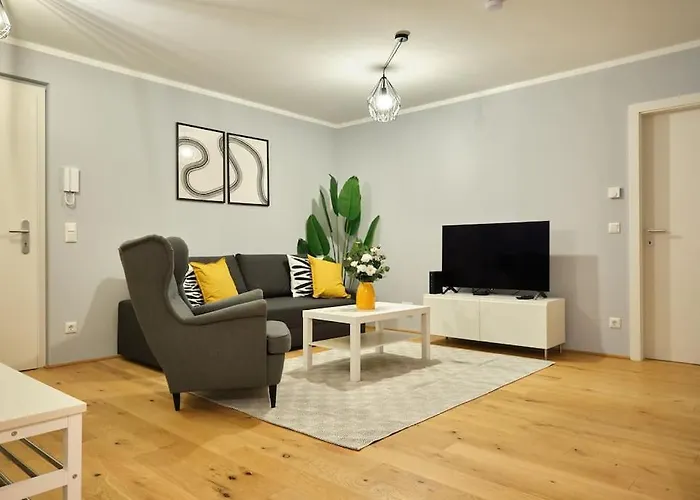 Free Parking I Balcony I 5 Min To Train Station Апартаменти