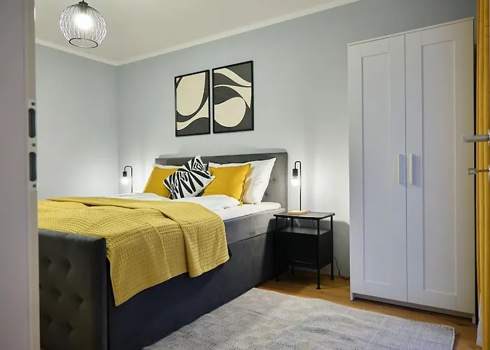Free Parking I Balcony I 5 Min To Train Station