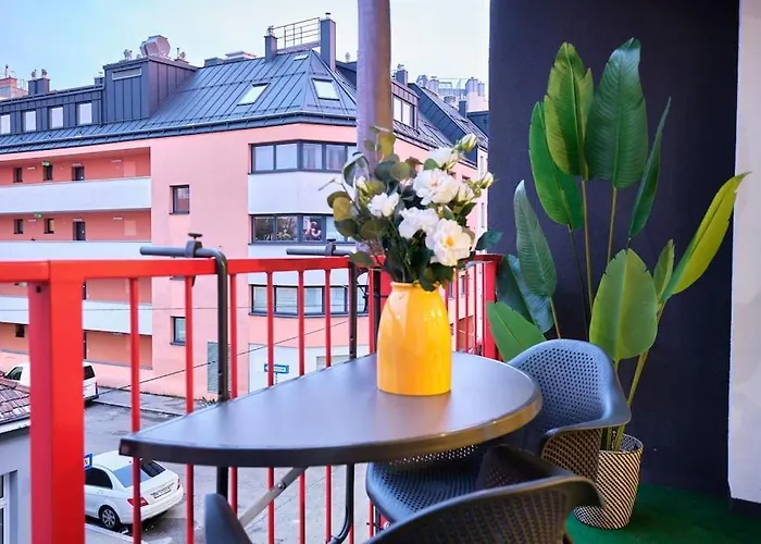 Free Parking I Balcony I 5 Min To Train Station *