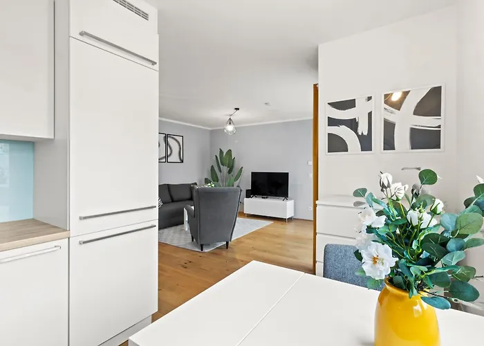 Free Parking I Balcony I 5 Min To Train Station Апартаменти