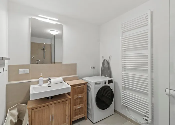 Апартаменти Free Parking I Balcony I 5 Min To Train Station Відень