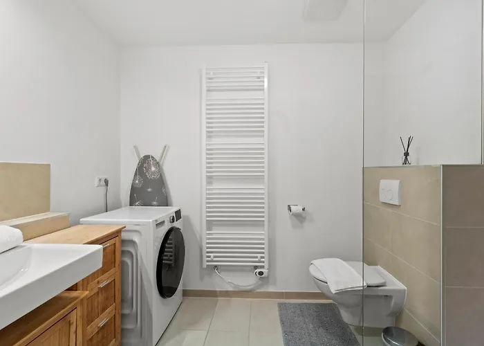 Free Parking I Balcony I 5 Min To Train Station Апартаменти