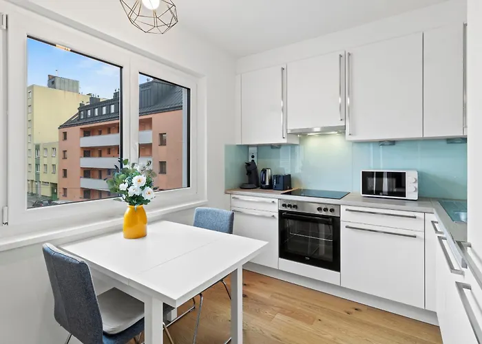 Апартаменти Free Parking I Balcony I 5 Min To Train Station