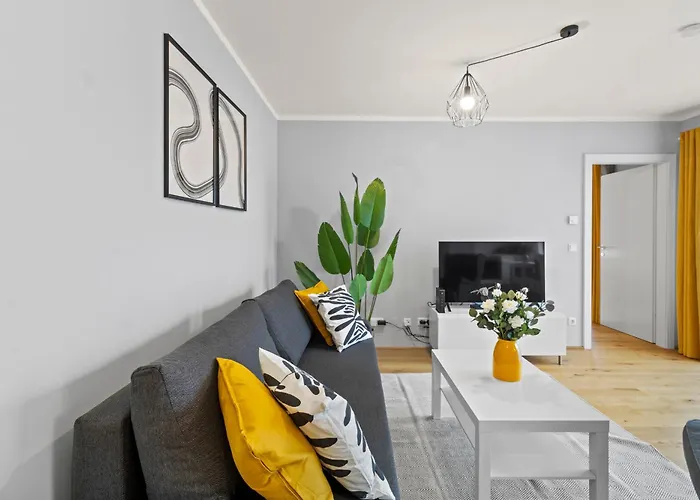 Апартаменти Free Parking I Balcony I 5 Min To Train Station *