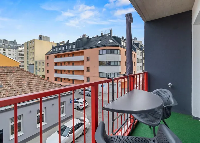 Free Parking I Balcony I 5 Min To Train Station *