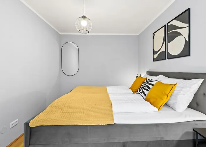 Апартаменти Free Parking I Balcony I 5 Min To Train Station