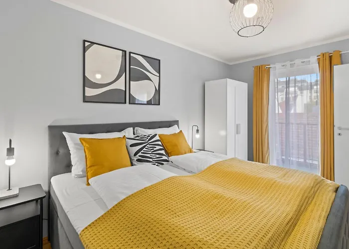 Free Parking I Balcony I 5 Min To Train Station Апартаменти