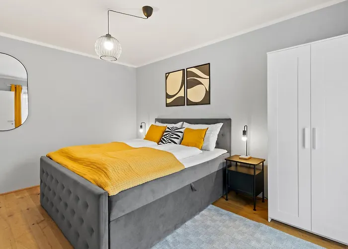 Апартаменти Free Parking I Balcony I 5 Min To Train Station